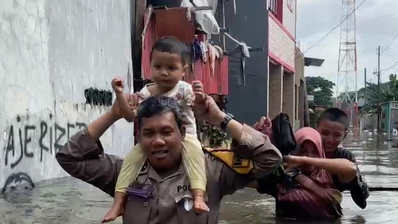 polisi evakuasi korban banjir makassar
