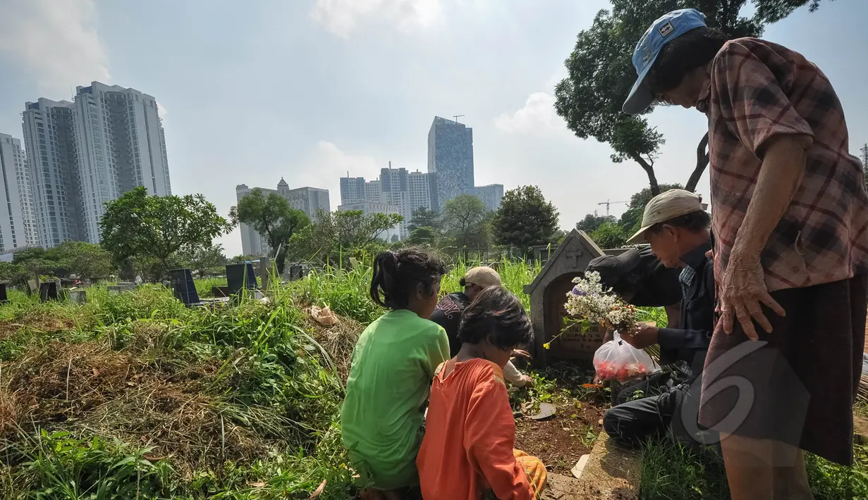 Umat Kristiani melakukan ziarah ke makam keluarga dan kerabatnya pada momen Paskah di TPU Menteng Pulo, Jakarta, Minggu (5/4/2015). (Liputan6.com/Faizal Fanani)