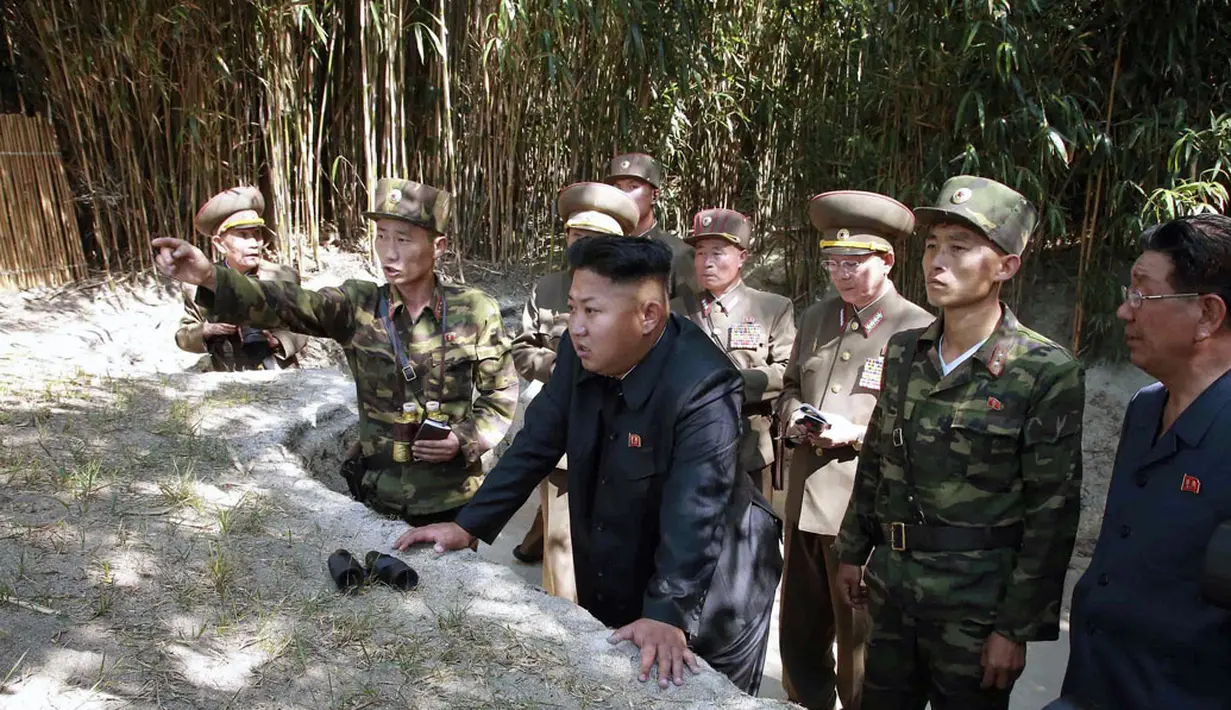 Pemimpin Korea Utara, Kim Jong Un (ketiga dari kiri) memeriksa pos polisi sipil yang berada di bawah KPA Satuan 171, (15/7/2014). (REUTERS/KCNA)