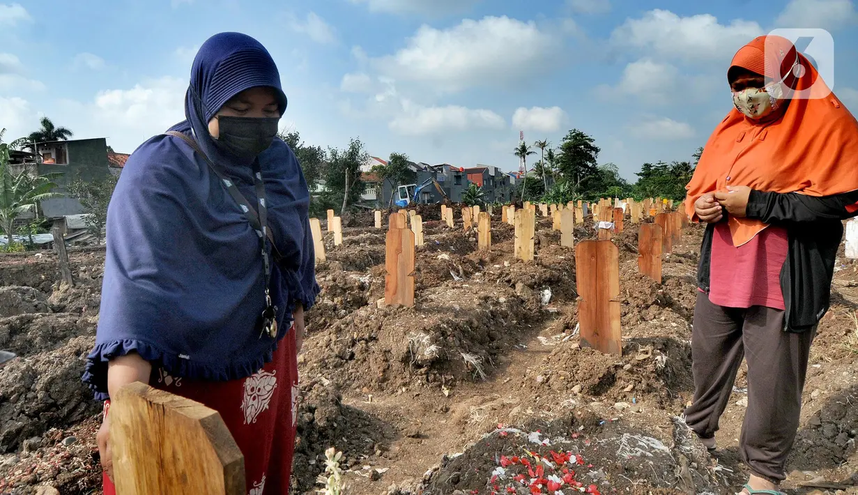 Warga melakukan ziarah makam menyambut bulan Ramadhan 1442 H di Tempat Pemakaman Umum (TPU) khusus covid-19 di Srengseng sawah 2, Jakarta Selatan, Jumat (09/04/2021). Tradisi ziarah makam dalam menyambut bulan Ramadhan setiap tahun dilakukan oleh umat Islam.
(merdeka.com/Arie Basuki)