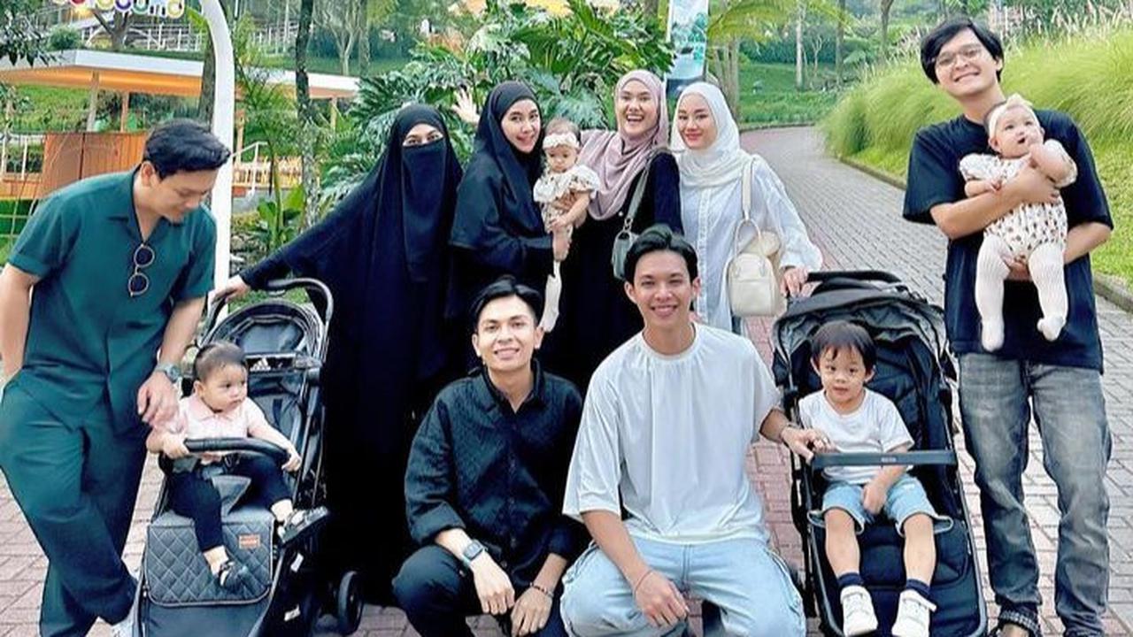 Meski anak kembar, anak Anisa Rahma ini masing-masing memiliki wajah yang mirip dengan sang ibu dan dan ayah.