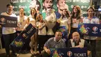 Para pemenang nonton langsung Euro 2016 bersama Carlsberg foto bersama usai pengumuman di Hard Rock Cafe, Jakarta, Rabu (27/4/2016). (Bola.com/Vitalis Yogi Trisna)
