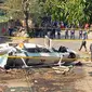 Lokasi jatuhnya Helikopter bell 429 yang membawa kepala polisi Filipina ditutup di San Pedro, selatan Manila, Kamis (5/3/2020). Helikopter yang membawa Kepala Polisi Filipina Jenderal Archie Francisco Gamboa dan beberapa pejabat PNP lainnya itu jatuh sesaat setelah lepas landas. (AP/Aaron Favila)