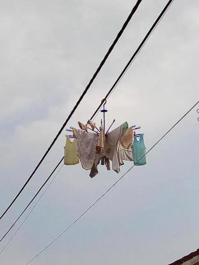 6 Barang Nyangkut di Kabel Listrik Ini Absurd Banget, Bikin Mikir Cara Naruhnya