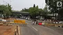 Warga berjalan dekat road barrier beton yang dipasang di sekitar Gedung DPR RI, Jakarta, Kamis (17/10/2019). Polisi kembali menutup sejumlah ruas jalan menuju kawasan Gedung DPR RI guna menjaga kondusifitas jelang pelantikan Presiden dan Wakil Presiden terpilih. (Liputan6.com/JohanTallo)