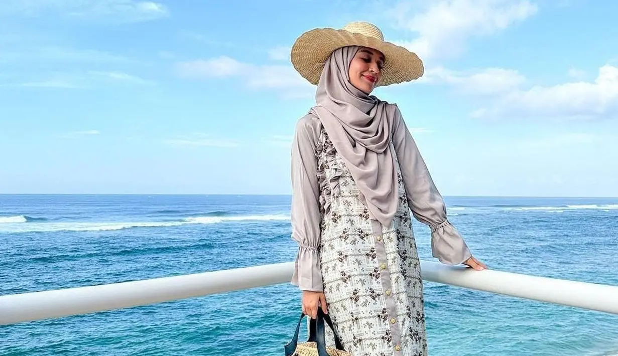 <p>Shireen Sungkar beberapa kali memilih liburan di pantai. Masih menjaga aurat, Shireen Sungkar tak kalah cantik saat mengenakan outfit syari. Bagian kepala, dia juga memakai topi jerami. [instagram/shireensungkar]</p>