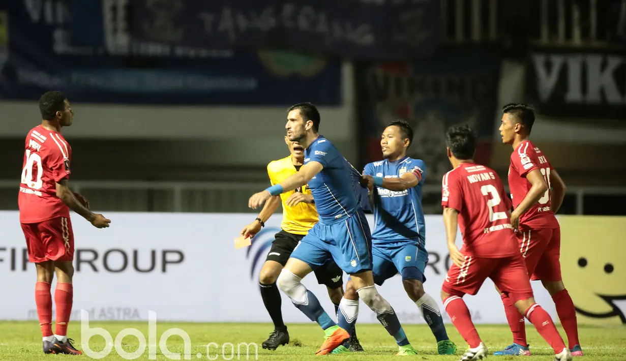 Tony Sucipto berusaha menahan Vladimir Vujovic saat mengejar Pemain Semen Padang, Vendry Mofu pada perebutan tempat ketiga Piala Presiden 2017 di Stadion Pakansari, Bogor, Sabtu (11/3/2017). (Bola.com/Nicklas Hanoatubun)