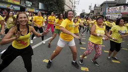 Antusiasme warga mengikuti kelas zumba di sepanjang jalan utama Manila, Filipina, Minggu (19/7/2015). Warga Filipina memecahkan rekor Guinness World Records yang sebelumnya dipegang oleh Kota Cebu dengan 8.232 peserta. (REUTERS/Lorgina Minguito)