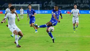 Striker Persib Bandung, Uilliam Barros Pereira menendang bola dalam duel melawan Arema FC pada lanjutan BRI Super League 2025/2026 di Stadion Gelora Bandung Lautan Api, Jumat (24/4/2026). (Bola.com/Erwin Snaz)