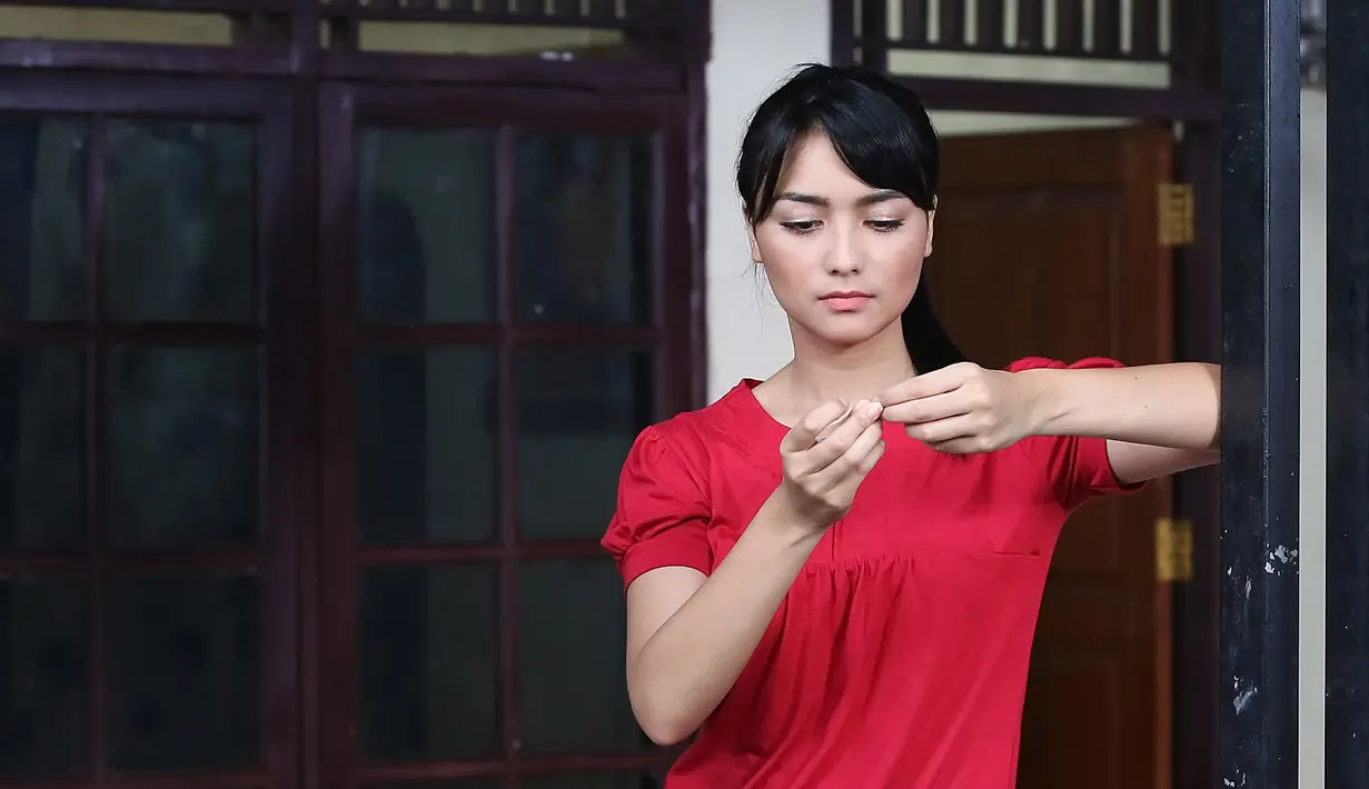 Citra Kirana menjadi biduan sebagai penyanyi dangdut bukan kisah nyata. Melainkan perannya dalam sinetron terbarunya Orang-Orang Kampung Duku. Ia berperan sebagai penyanyi dangdut yang keliling kampung. (Bambang E. Ros/Bintang.com)