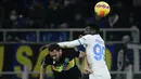 Gelandang Inter Milan Hakan Calhanoglu (kiri) berebut bola dengan gelandang Napoli Andre Zambo Anguissa dalam lanjutan Liga Italia di Giuseppe Meazza, Senin (22/11/2021) dini hari WIB. Inter Milan sukses mengandaskan Napoli dengan skor tipis 3-2. (Filippo MONTEFORTE / AFP)