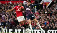 Gary Neville Kritik 2 Gelandang Manchester United Setelah Diimbangi Tottenham: Tak Cocok Main Bareng!