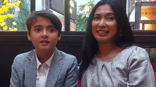 Rayhan Cornelis bersama orangtuanya.