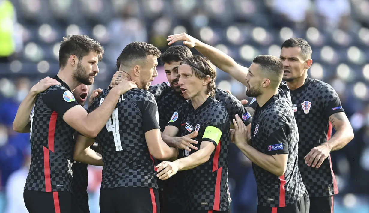 Gelandang Kroasia, Ivan Perisic melakukan selebrasi dengan rekan-rekannya usai mencetak gol ke gawang Republik Ceko pada pertandingan grup D Euro 2020 di stadion Hampden Park di Glasgow, Jumat (18/6/2021). Kroasia bermain imbang dengan Ceko dengan skor 1-1. (Paul Ellis, Pool via AP)