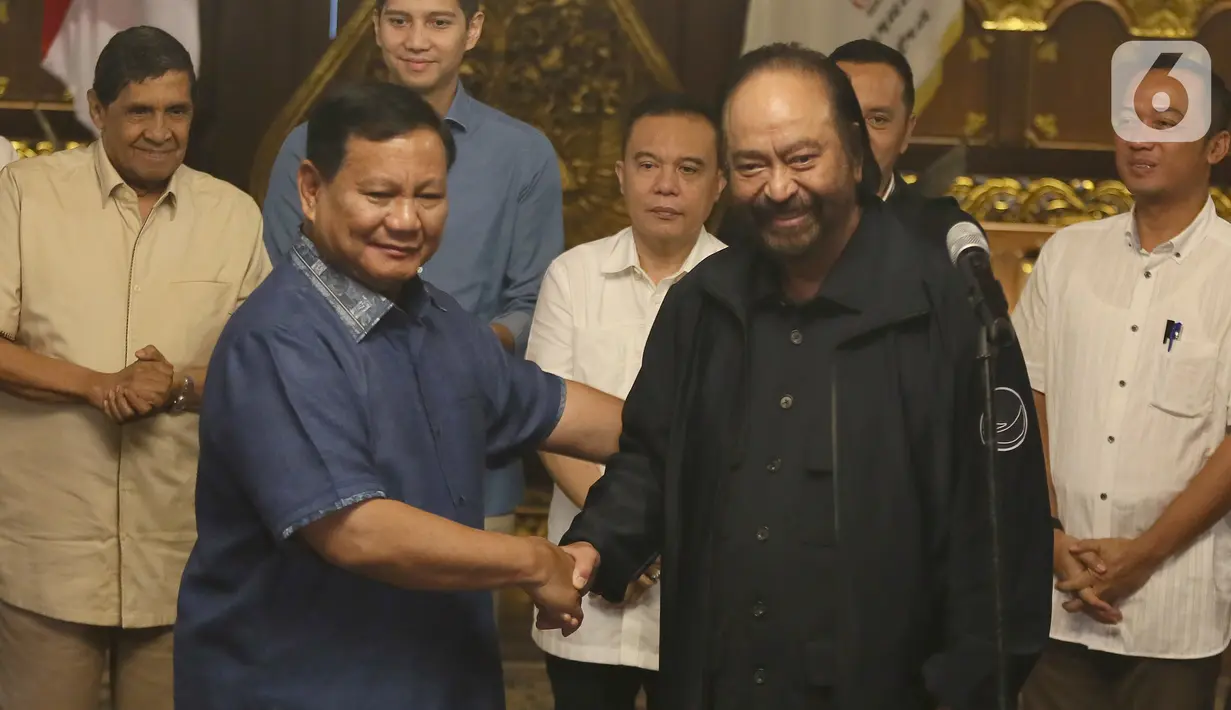 Ketua Umum Partai Gerindra Prabowo Subianto dan Ketua Umum Partai NasDem Surya Paloh berjabat tangan seusai melakukan pertemuan di Padepokan Garuda Yaksa, Hambalang, Bogor, Minggu (5/3/2023). Surya Paloh yang tiba bersama rombongan langsung disambut dengan drum band. (merdeka.com/Arie Basuki)