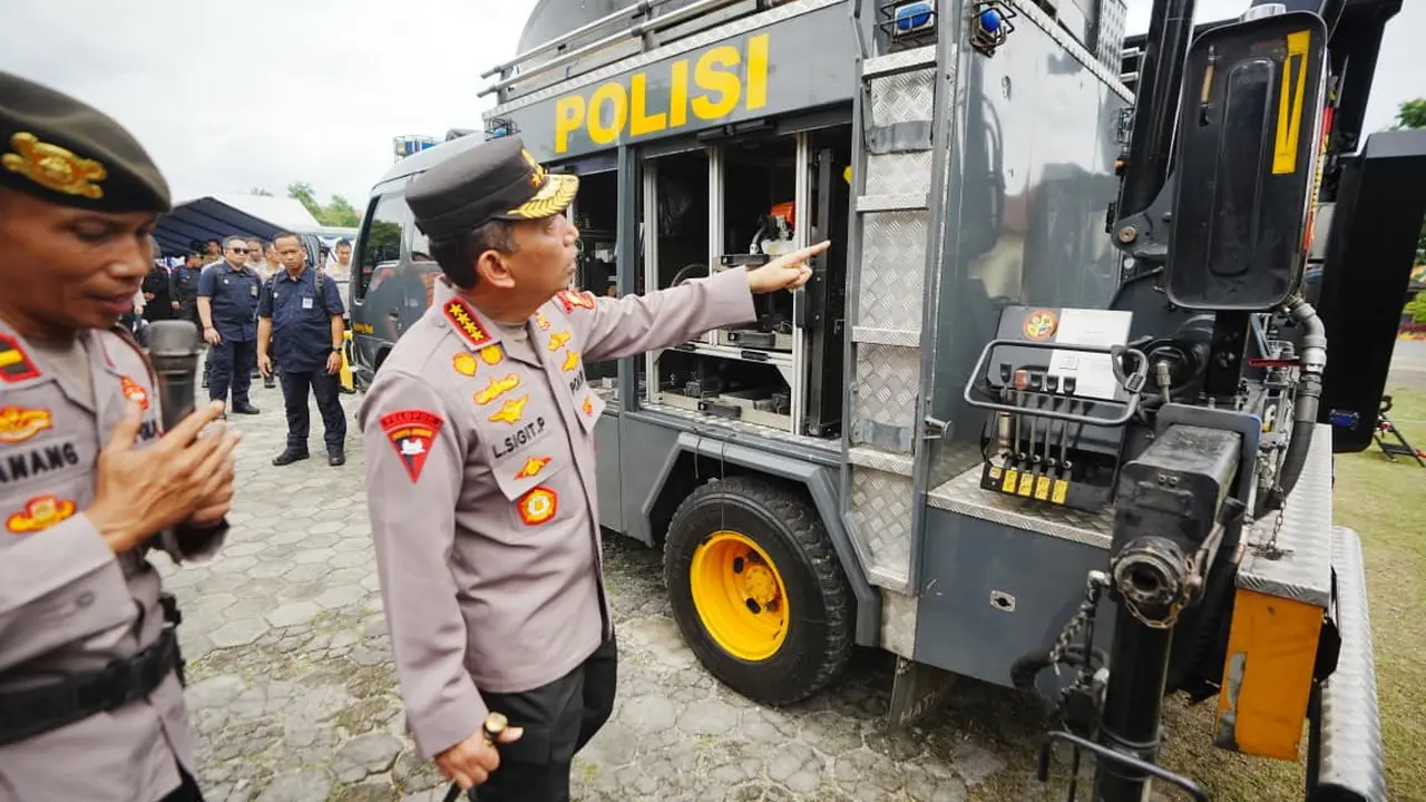 Kapolri Jenderal Listyo Sigit melakukan pengecekan langsung kesiapsiagaan tanggap bencana Provinsi Daerah Istimewa Yogyakarta di Satbrimobda Polda DIY.