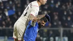 Penyerang Empoli, Patrick Cutrone berebut bola dengan bek AC Milan, Alessio Romagnoli pada pertandingan Liga Serie A Italia di Stadion Carlo Castellani di Empoli, Italia, Kamis (23/12/2021). Kemenangan ini membuat AC Milan berada di posisi kedua klasemen dengan 42 poin. (Marco Bucco/LaPresse via AP)