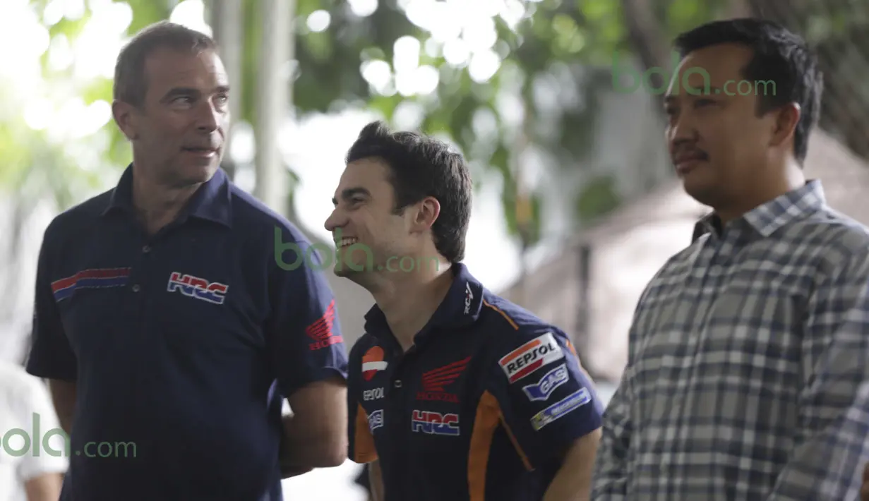 Dani Pedrosa (tengah) bersama Menpora, Imam Nahrowi terlihat antusias  berkunjung ke Indonesia di Lapangan Futsal Kuningan Village, Jakarta, Sabtu (13/2/2016). (Bola.com/Nicklas Hanoatubun)