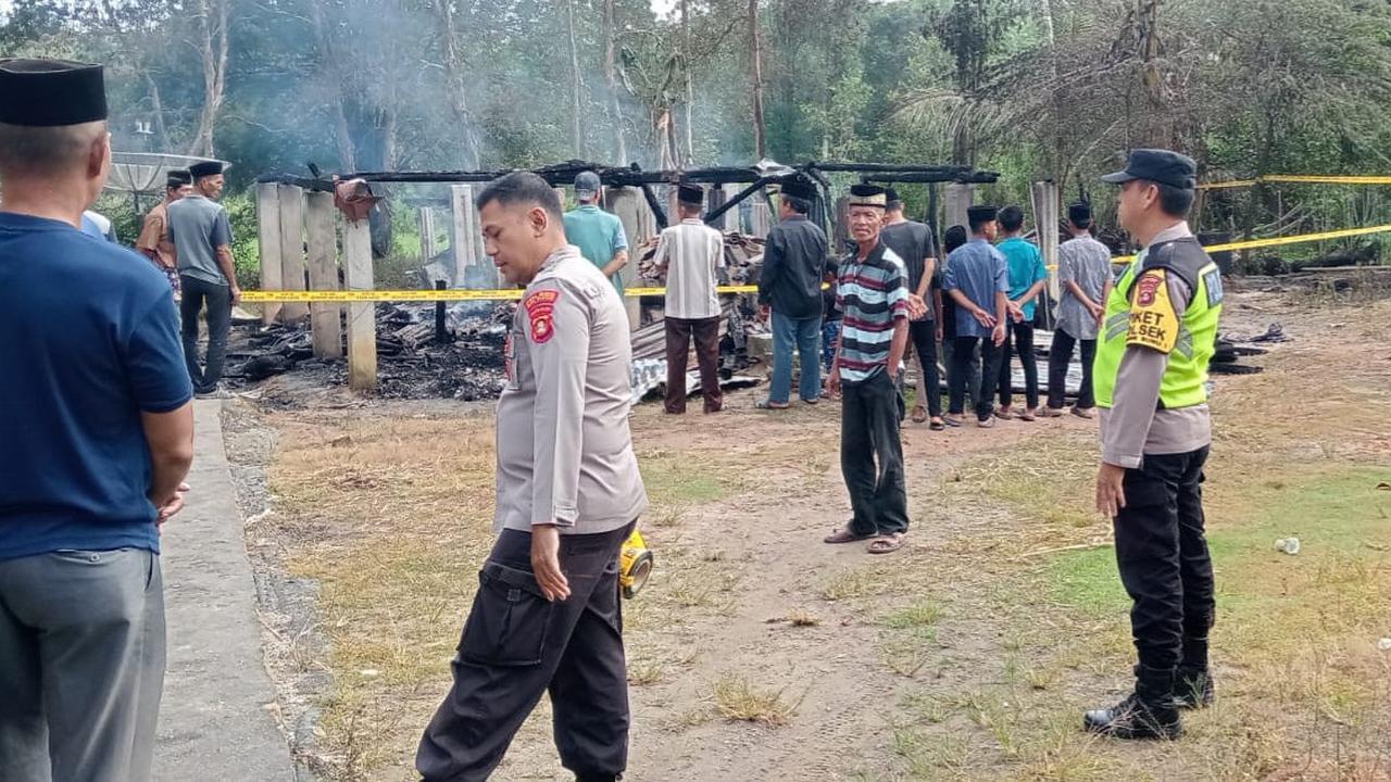 Empat Anak Tewas Terpanggang Akibat Rumah Ludes Terbakar, Jenazah Dimakamkan Satu Liang Lahat