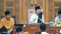 Gus Iqdam dan Gibran Rakabuming Raka di ST Pusat, Blitar. (Foto: SS YT Team Lo Punya)