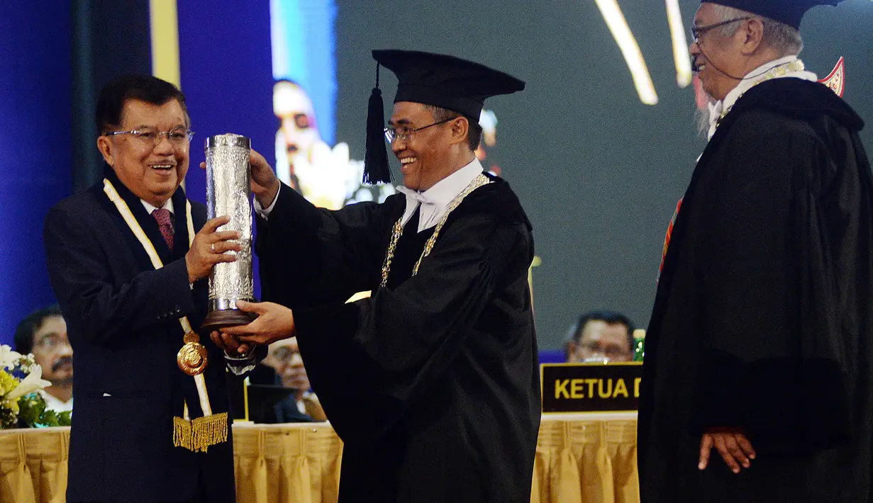 Mantan Wakil Presiden Jusuf Kalla menerima penghargaan HB IX Award 2019 dari UGM, bersamaan dalam peringatan Lustrum XIV UGM, Kamis (19/12/2019). Kiprah JK yang dinilai serius memperjuangkan perdamaian serta kemanusiaan menjadi latarbelakang diberikannya anugerah tersebut. (FOTO: Tim Media JK)