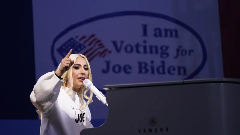 Lady Gaga tampil dalam kampanye capres AS Joe Biden,  2 November, di Pittsburgh, AS. (AP Photo/Andrew Harnik)