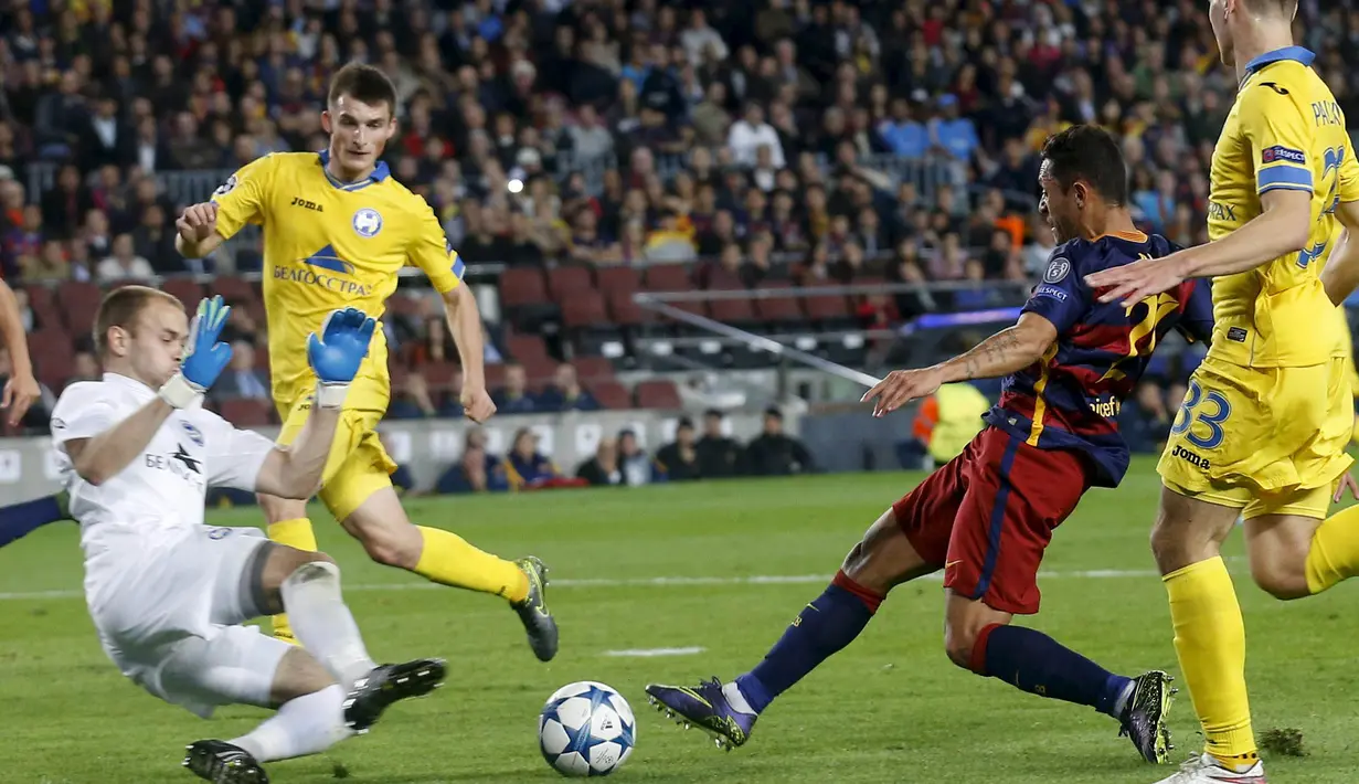 Pemain Barcelona, Adriano berusaha mencetak gol ke gawang Bate Borisov pada laga Liga Champions di Stadion Camp Nou, Spanyol, Rabu (4/11/2015). (Reuters/Albert Gea)