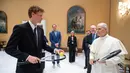 Paus Leo XIV menerima audiensi dari petenis top dunia asal Italia Jannik Sinner di Vatikan, Rabu (14/5/2025). (Handout/VATICAN MEDIA/AFP)