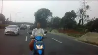 Dari penampakan, pengendara wanita tersebut menggunakan sepeda motor tipe Suzuki Skywave tanpa mengenakan helm dan jaket.