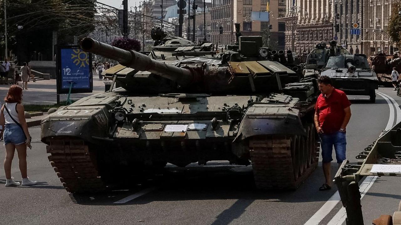 Pameran ini telah menutup akses lalu lintas dari Maidan Nezalezhnosti ke Jalan Bohdan Khmelnytskyi karena ada alat peralatan militer Rusia ditempatkan di sana.