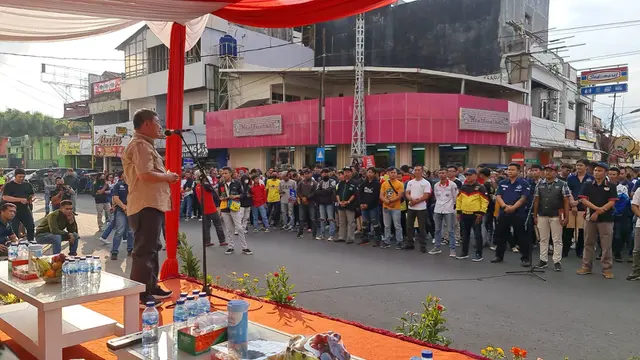 Bupati Garut Rudy Gunawan memberikan penjelasan kepada kelompok kendaraan bermotor dalam deklarasi anti geng motor di Perempatan Jalan A. Yani 'Pengkolan' Garut. (Liputan6.com/Jayadi Supriadin)