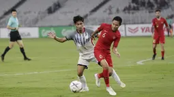 Gelandang Timnas Indonesia, Evan Dimas, menggiring bola saat melawan Filipina pada laga Piala AFF 2018 di SUGBK, Jakarta, Minggu (25/11). Kedua negara bermain imbang 0-0. (Bola.com/M. Iqbal Ichsan)