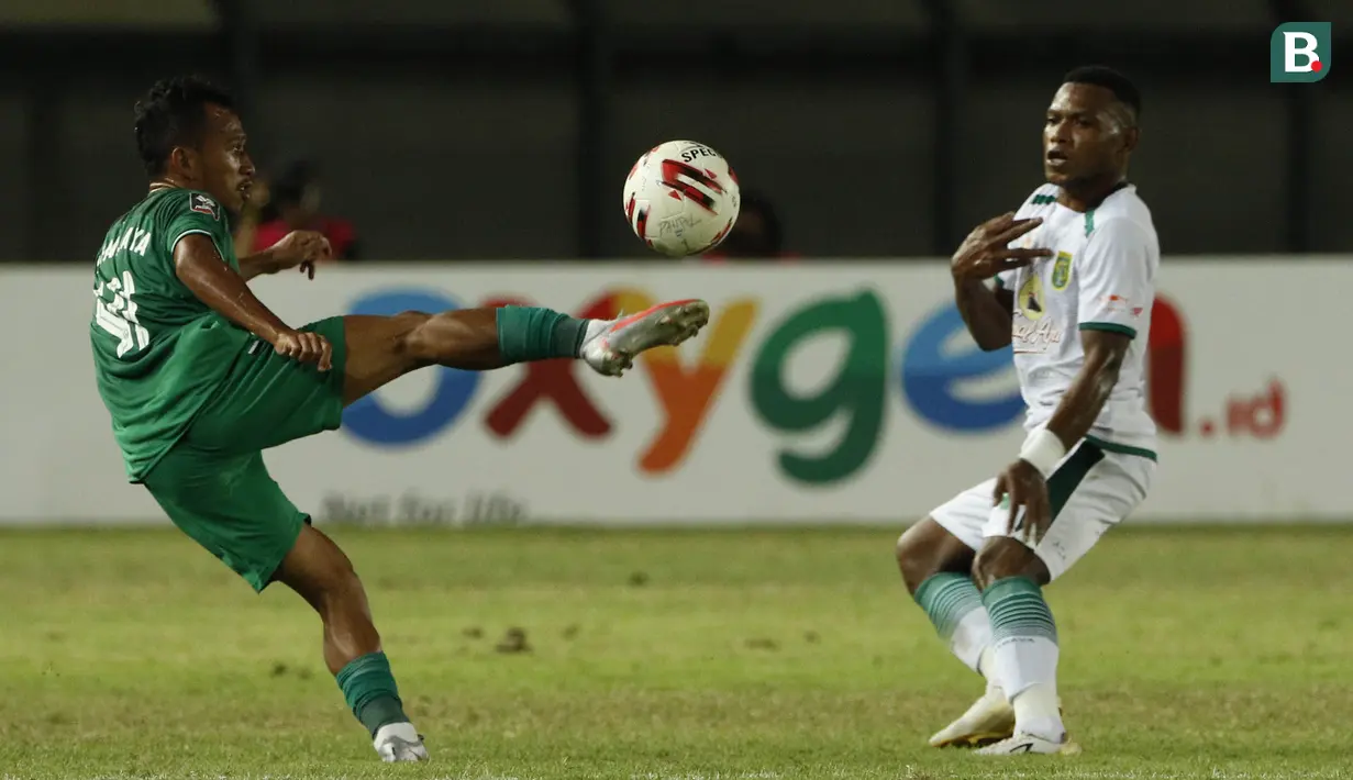 Striker PS Sleman, Irfan Jaya (kiri) berusaha melewati hadangan gelandang Persebaya Surabaya, Franc Rikhart Sokoy dalam laga Grup C Piala Menpora 2021 di Stadion Si Jalak Harupat, Bandung, Rabu (7/4/2021). PS Sleman menang 1-0 atas Persebaya. (Bola.com/Ikhwan Yanuar)