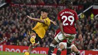 Hwang Hee-chan dari Wolverhampton Wanderers, kiri, menendang bola selama pertandingan sepak bola Liga Premier Inggris antara Manchester United dan Wolverhampton di stadion Old Trafford di Manchester, Inggris, Senin, 14 Agustus 2023. (AP Photo/Rui Vieira)