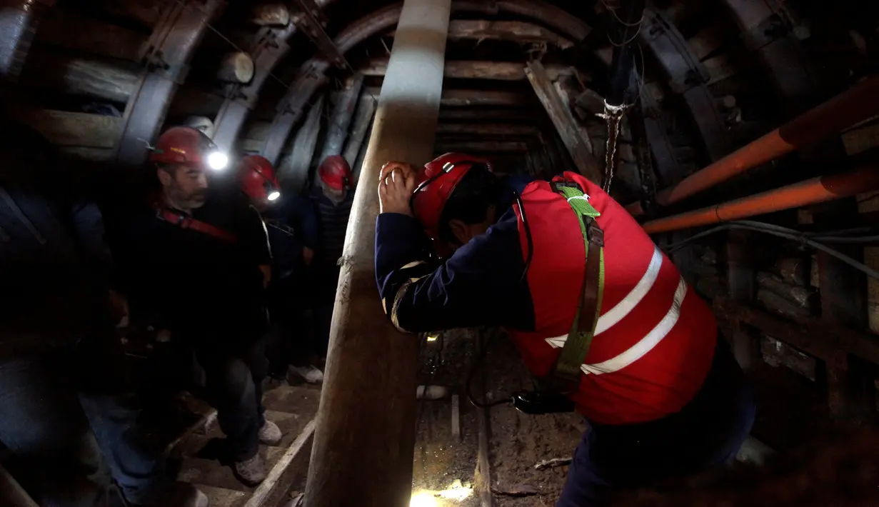Para penambang berada di area pertambangan di kota Curanilahue, Chile, (26/12). Mereka menuntut pemerintah untuk menyediakan dana untuk membuka kembali tambang batubara Santa Ana. (Reuters/Juan Gonzalez Galaz)