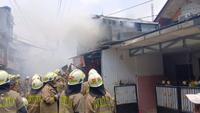 Kebakaran di Kawasan Padat Penduduk di Kramat Senen, 17 Unit Pemadam Dikerahkan Padamkan Kobaran Api