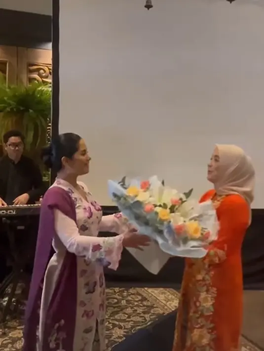 Dipadukan dengan kain batik hitam sebagai bawahan dan selendang bahu berwarna ungu [@annisayudhoyono]