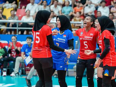 Timnas bola voli putri Indonesia akhirnya mengakhiri putaran pertama SEA V League 2023 di posisi ketiga. Hasil itu didapat Ratri Wulandari dkk setelah pada laga terakhir menang 3-0 (25-20, 25-17, 25-21) atas Filipina dalam laga yang berlangsung di Vinh Phuc Gymnasium, Hanoi, Vietnam, Minggu (6/8/2023). (Dok. SEA V League 2023)