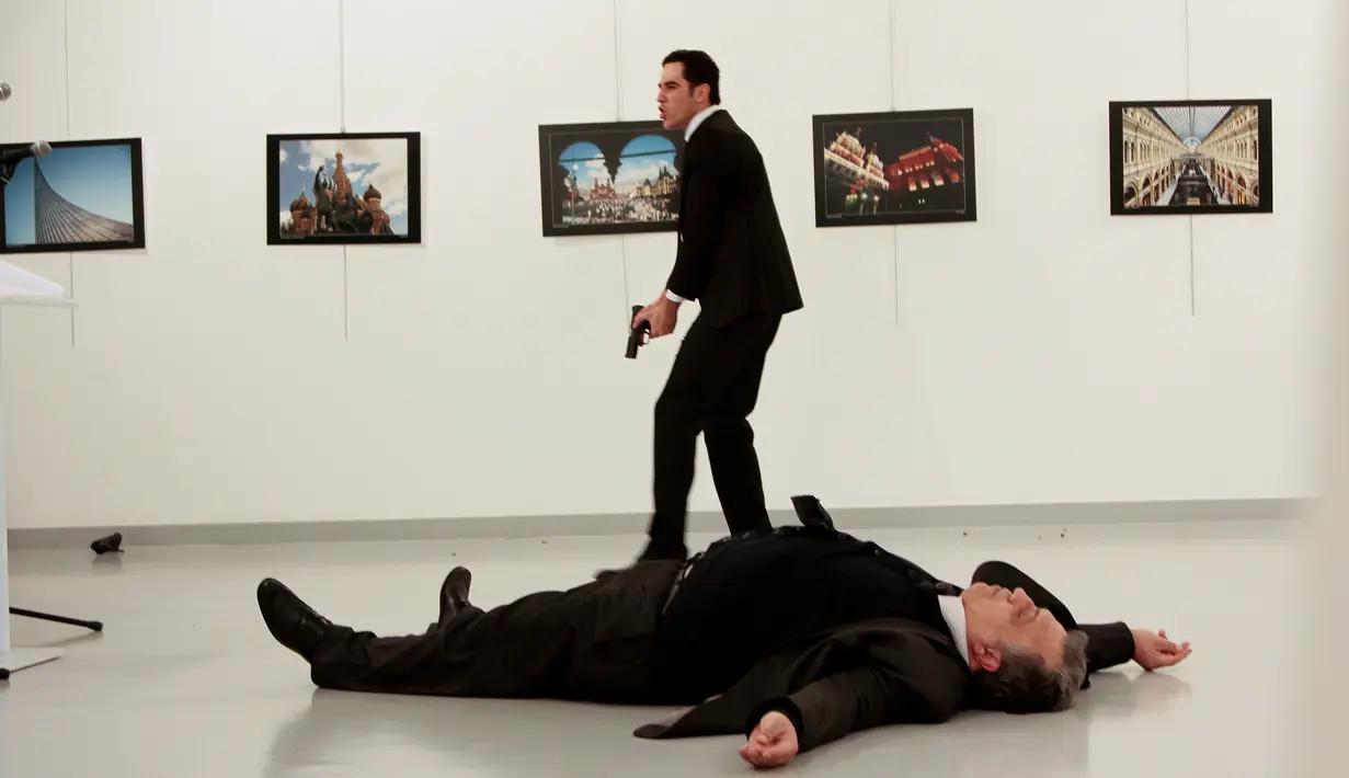 Duta Besar (Dubes) Rusia untuk Turki, Andrei Karlov, tewas tergeletak di lantai galeri seni di Ankara, Senin (19/12). Dubes Rusia tewas ditembak pria tak dikenal setelah membuka pameran foto di Ibu Kota Turki tersebut. (Hasim Kilic/Hurriyet via REUTERS)