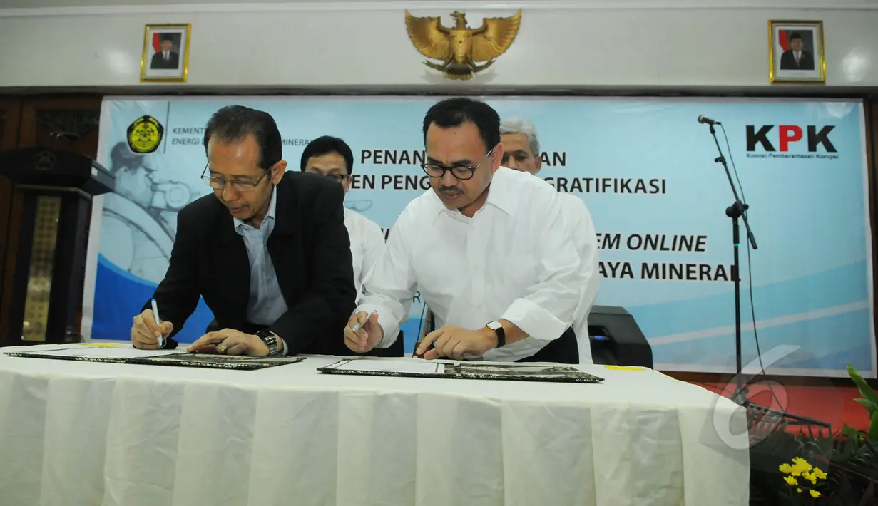 Menteri ESDM, Sudirman Said (kanan) bersama pimpinan KPK Zulkarnain saat penandatanganan Komitmen Pengendalian Gratifikasi di Gedung Kementerian ESDM, Jakarta, Senin (13/4/2015). (Liputan6.com/Herman Zakharia)