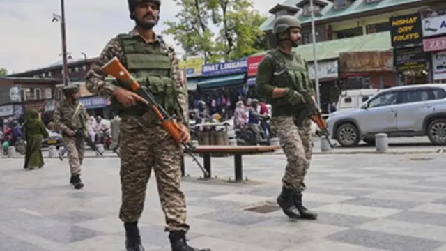 Tentara paramiliter India berpatroli di pasar yang ramai di Srinagar, Kashmir yang dikuasai India, Kamis, (24/4/2025).