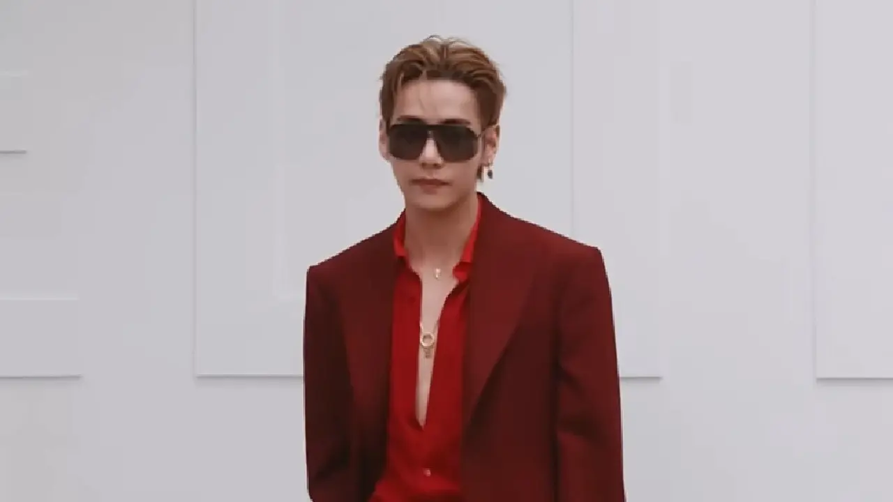 V BTS Tampil Merah Menyala di Show Celine Saat Paris Membara