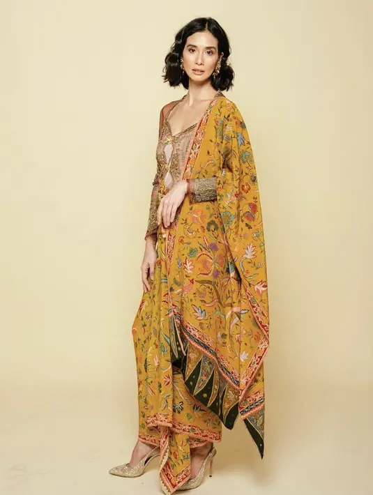 <p>Marsha Timothy tampil elegan dengan kebaya cokelat dipadukan slendang dan kain lilit untuk bawahan dengan motif yang sama. Kombinasikan dengan heels plump. @marshatimothy</p>