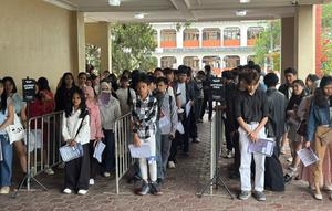 Ratusan peserta audisi antusias mendaftar dan mengikuti proses seleksi The Icon Indonesia di Bandung. (dok)