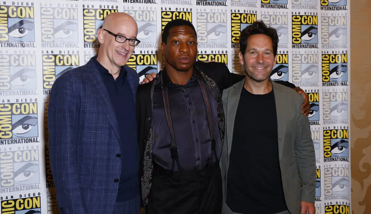 Sutradara Peyton Reed, Jonathan Majors dan Paul Rudd menghadiri Comic-Con International di San Diego, Sabtu (23/7/2022). (Foto oleh: Christy Radecic/Invision/AP)