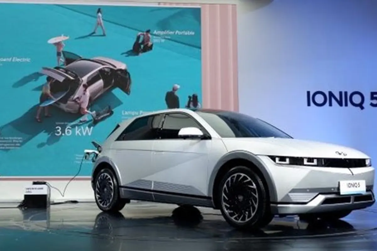 Hyundai IONIQ 5 Hadir di IIMS 2022, Richard Kyle dan Citra Subyakto Kagumi Ragam Fitur Canggihnya
