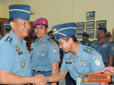 Citizen6, Surabaya: Kepokgadik Kobangdikal Kolonel aut (K) Eko Yuniarto, pada upacara penutupan Kursus Applied Approach (AA), di Gedung Krakatau, Kobangdikal, Bumimoro, Surabaya, Kamis (12/7). (Pengirim: Penkobangdikal).