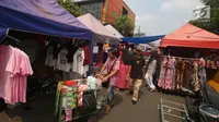 PKL berjualan di Jalan Jati Baru, Tanah Abang, Jakarta, Kamis (5/7). Ombudsman RI Perwakilan Jakarta Raya mengingatkan Pemprov DKI Jakarta, hanya PKL yang sudah divalidasi nantinya boleh berjualan di "skybridge" Tanah Abang. (Liputan6.com/Angga Yuniar)