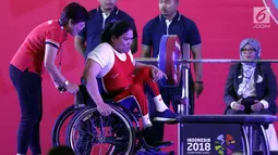 Atlet Para Powerlifting Indonesia, Nurtani Purba bersiap melakukan angkatan beban di kelas Womens Up 73kg Asian Para Games 2018 di Jakarta, Rabu (10/10). Nurtani Purba meraih perak dengan total angkatan 1115 kg. (Liputan6.com/Helmi Fithriansyah)