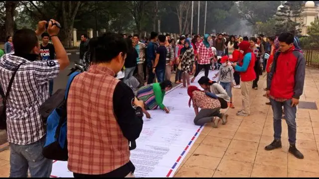  Tak kurang dari 1.100 orang warga Jambi menyemut di depan Kantor Gubernur Jambi. Mereka membubuhkan tandatangan serta menuliskan surat berisi keluhan akan kabut asap